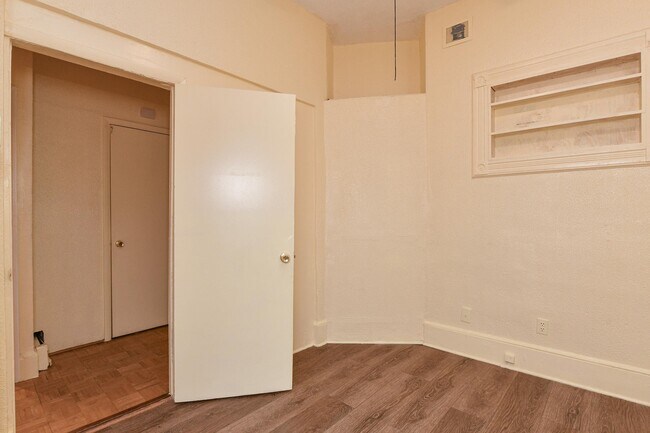 Building Photo - 208 4TH St