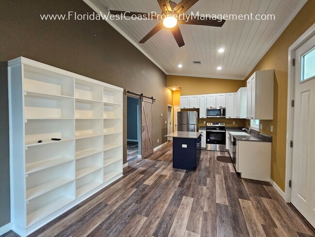 Building Photo - ADORABLE 2 BEDROOM/1 BATH COTTAGE! BRADENTON! ANNUAL LEASE!