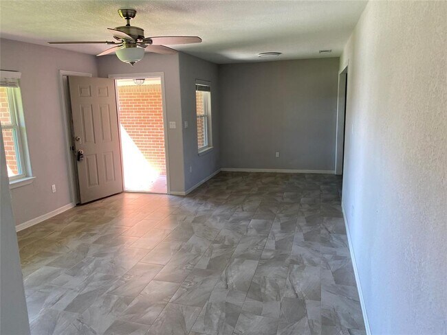 Building Photo - 679 Marleen St