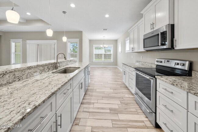 Building Photo - 305 Evergreen St