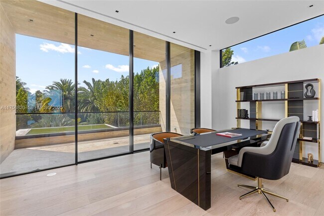 Building Photo - 825 E Dilido Dr