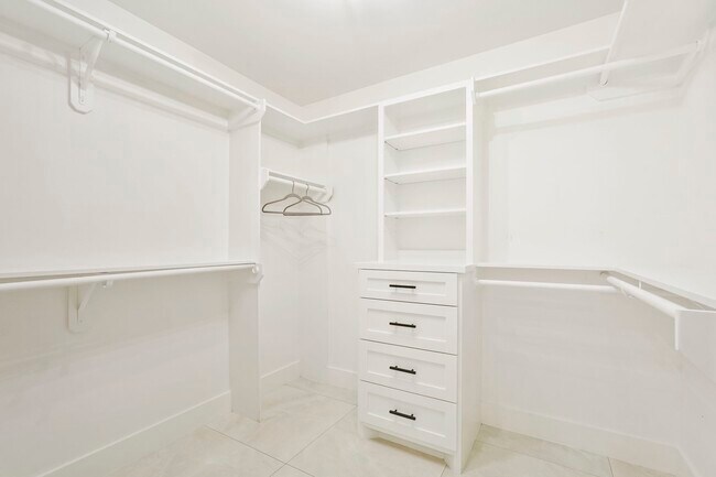 Building Photo - 3327 Freshmeadows Dr