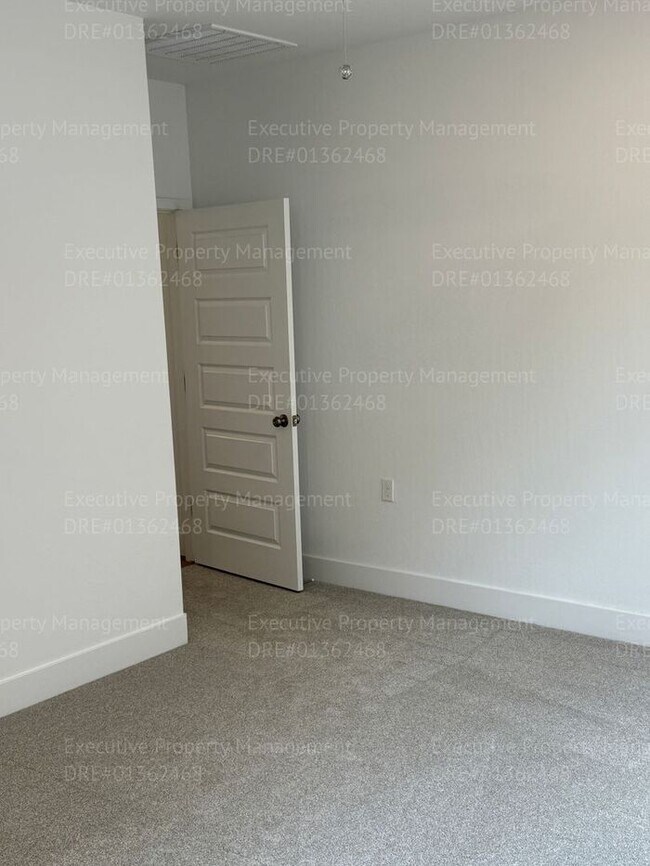 Building Photo - Newly constructed 3 bedroom/ 3 bathroom ho...