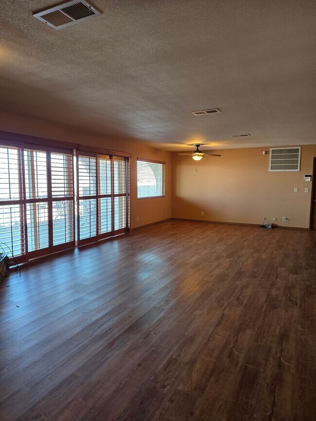 Building Photo - One of Kind 3 bed/2.5 bath home with 3 car attached garage located in BHC.