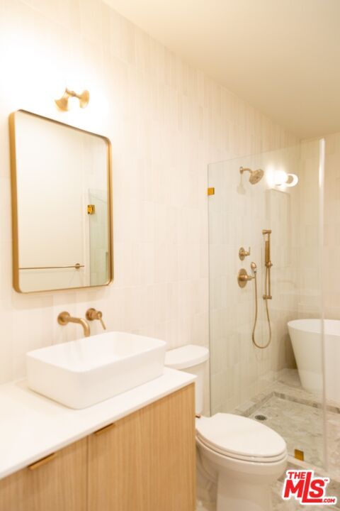 Building Photo - 1409 N De Longpre Ave