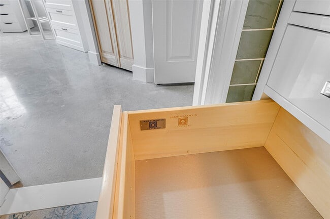 Building Photo - 2021 SE 10th Ave