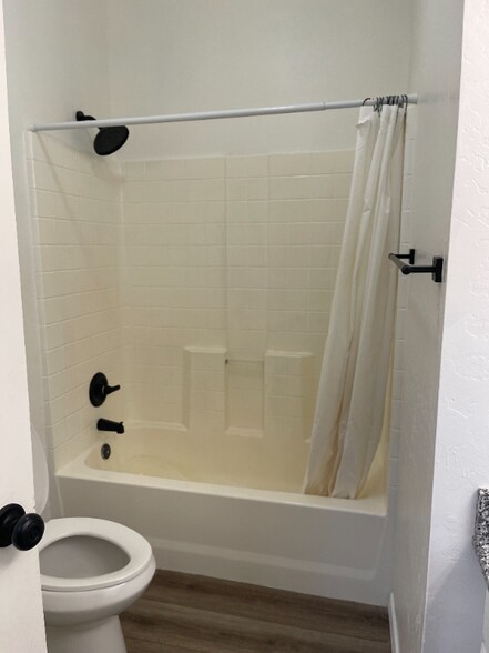 Building Photo - 515 E 6th St