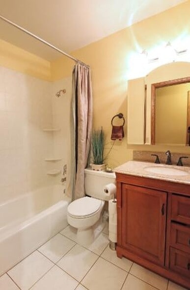 Main level full bath with tub - 5813 Tracy Avenue