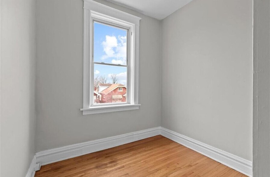 Office or nursery - 5315 Devonshire Ave