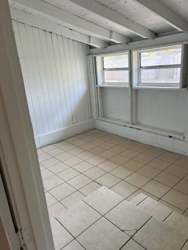 Building Photo - 1208 Cloverlawn Ave