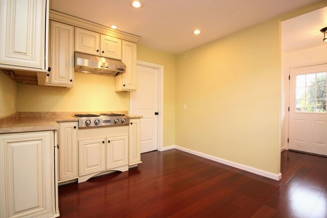 Building Photo - 2 Bedroom Home with Large Yard in SW Santa Rosa