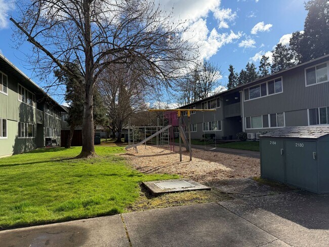 Building Photo - Updated 2 bedroom 1 bath duplex in Eugene!  $500 OFF YOUR FIRST MONTH'S RENT!