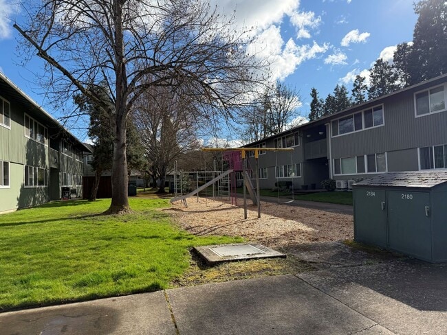 Building Photo - Updated 2 bedroom 1 bath duplex in Eugene!