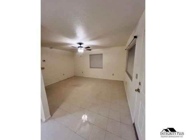 Building Photo - 3 bedroom 2 bath