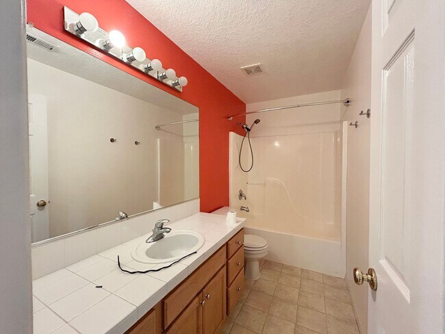 Building Photo - Spacious 4 Bed, 2.5 Bath House