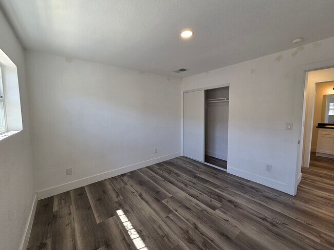 Building Photo - 320 N 10th St