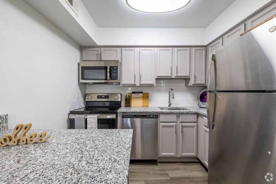 Kitchen - Woodmere Trace Apartment Homes