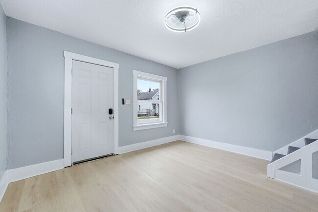 Building Photo - Three bedroom available for an immediate move in!