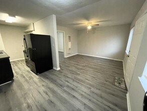 Building Photo - Charming 1Bed/1Bath Apartment with Washer/Dryer Hookups!