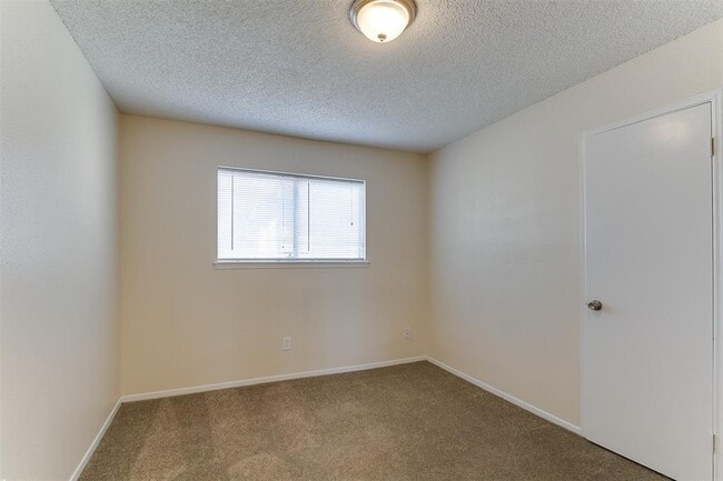 Building Photo - 5226 E Orem Dr