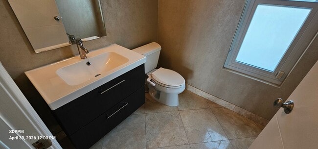 Building Photo - SAN DIEGO / BAY HO - Remodeled Nice 2 Bedroom & 2.5 Bath Townhouse.  AVAILABLE NOW!