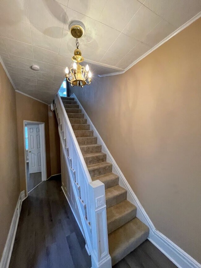 Building Photo - 4 bed 3 bath - Brighton Heights - HUGE house, large rooms, spacious kitchen