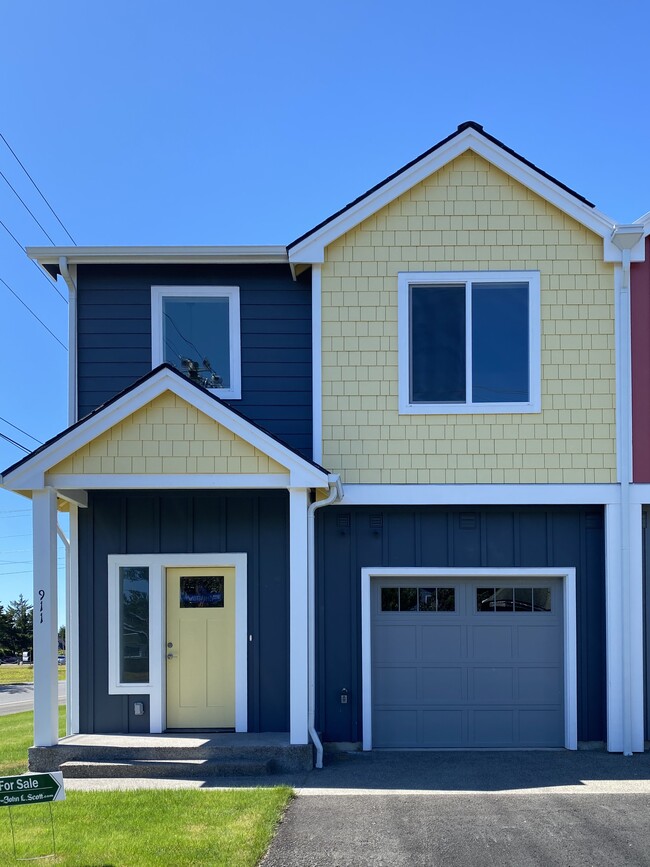 Building Photo - Townhouse 911