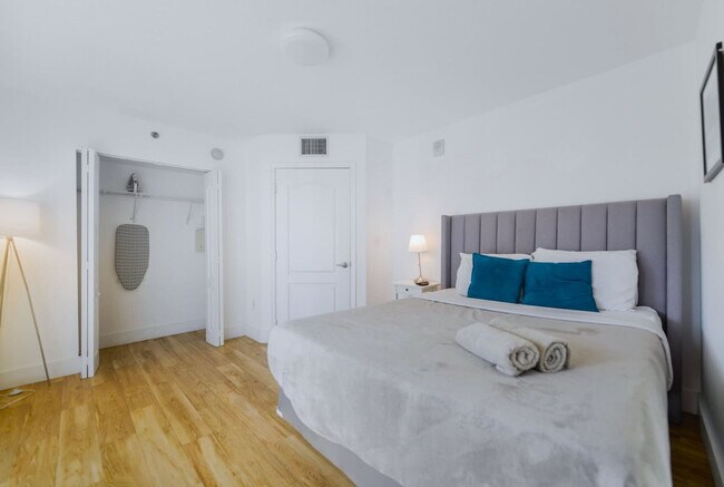 Building Photo - 1 SE 12th St