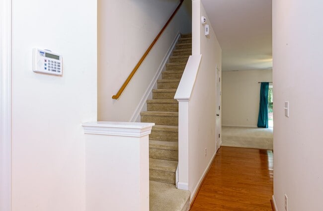 Building Photo - Maintenance-Free beautiful  3 bedroom 2.5 bath townhouse in Burlington