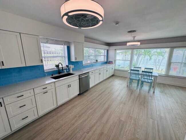 Building Photo - 3536 Belle Vista Dr E