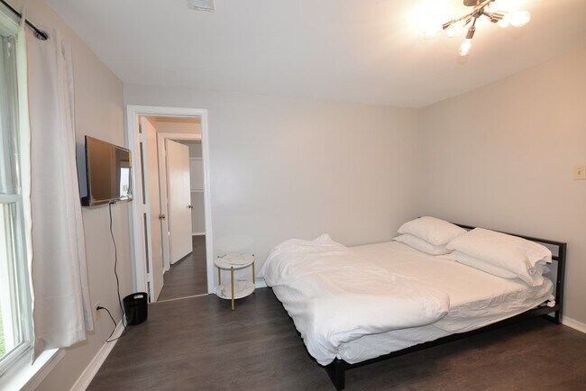 Building Photo - 912 Charlotte St