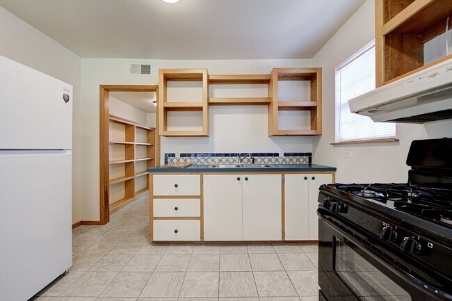 Building Photo - 639 S Pickard Ave