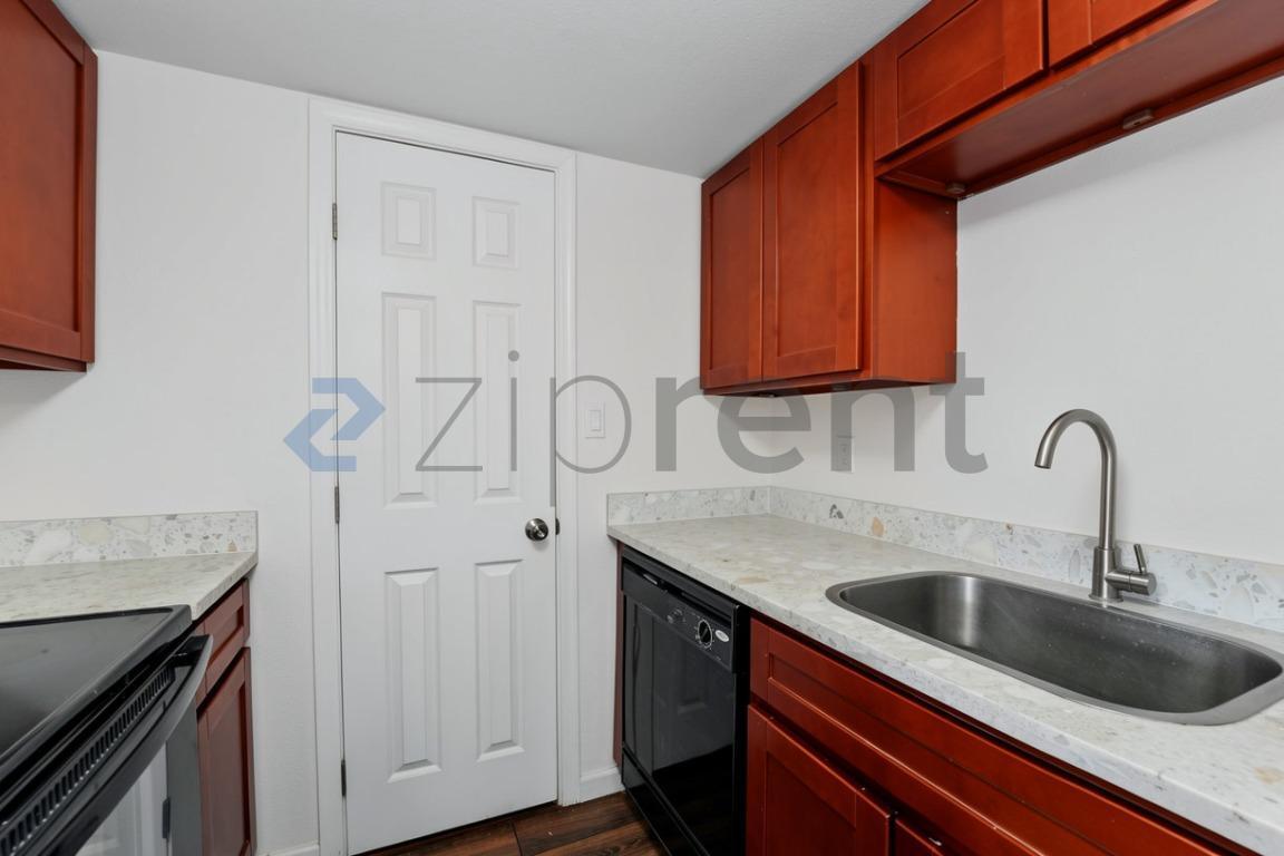 Building Photo - Unit 500