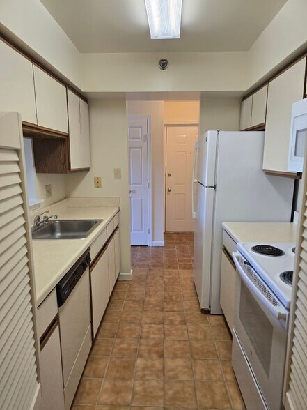 Building Photo - 800 Thomas Ct