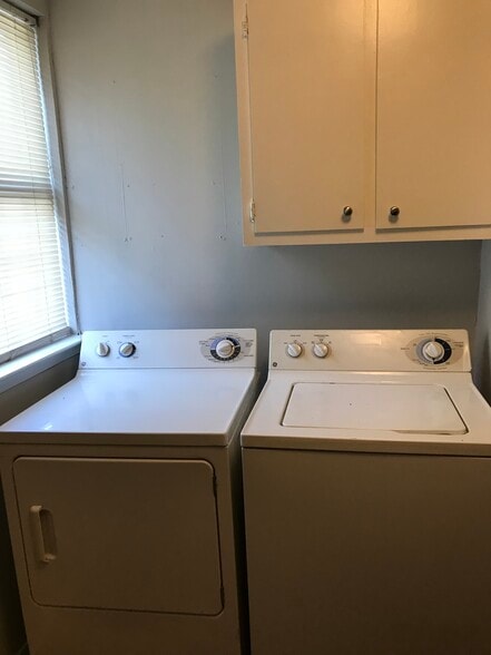 Building Photo - 5622 Clarke Address