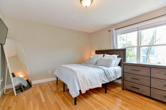 Building Photo - 28 Richardson St