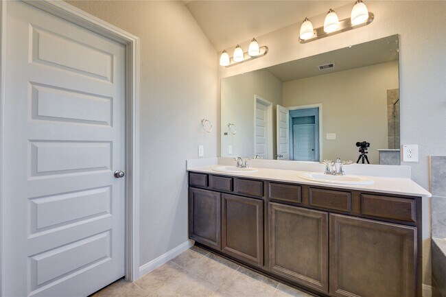 Building Photo - 1207 Cascade Hls Dr