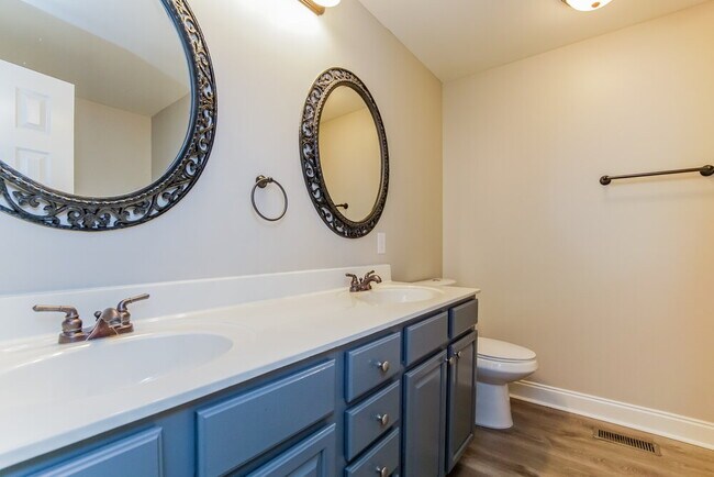 Building Photo - 145 Lynn Dr