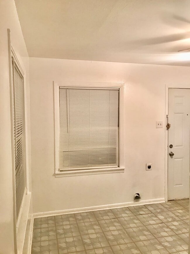 Building Photo - 2 Bedroom, 1 Bathroom Home in North Amaril...