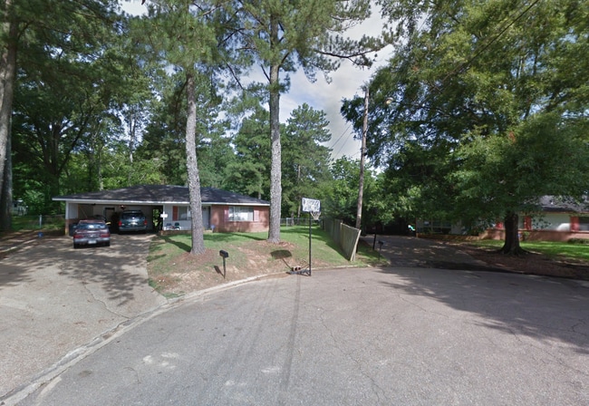 Building Photo - 1645 Camellia Ln