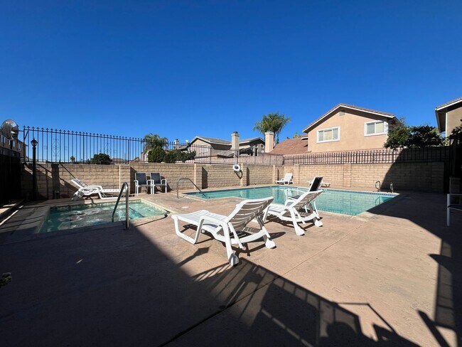 Building Photo - Canoga Park 1BR w/all appliances, parking, pool + spa!