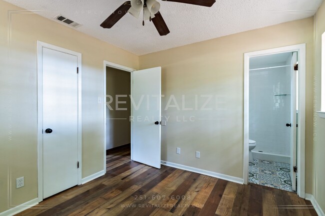 Building Photo - Beautiful Renovated 3 Bedroom/1 Bathroom H...