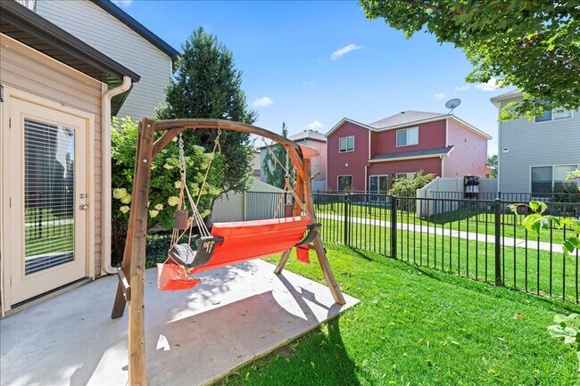 Building Photo - Centrally Located 3 Bedroom 2.5 Bathroom Home