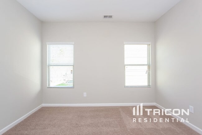Building Photo - 357 Hawthorn Dr