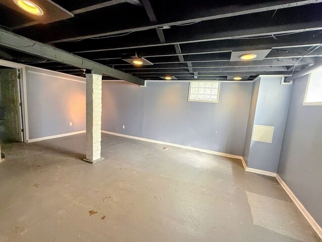 Building Photo - Three bedroom one bathroom home for rent