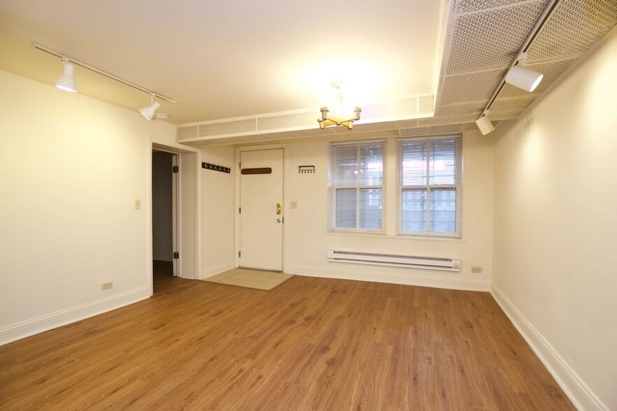Building Photo - 626 W Wellington Ave