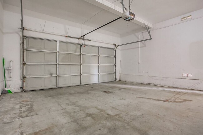 Building Photo - Desirable 3 Bedroom 2 Bath in Ivey Ridge C...
