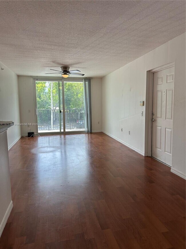 Building Photo - 911 Villa Cir