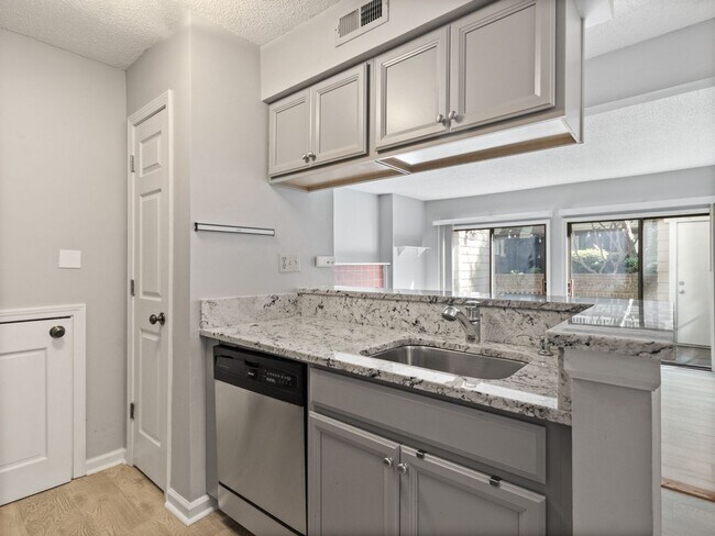 Building Photo - 1st Floor unit in Fourth Ward