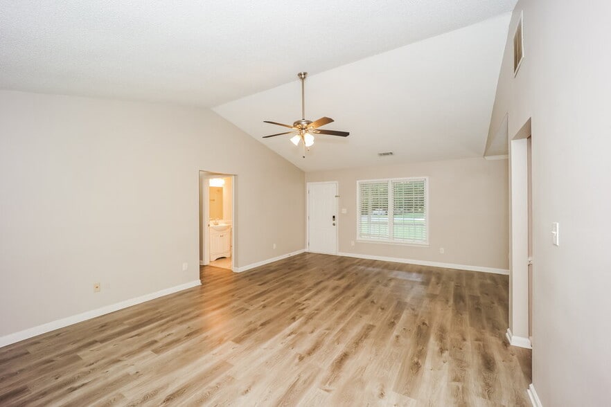 Building Photo - 10916 Clearwater Dr